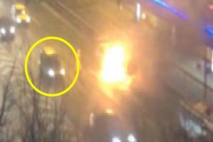 Metrob&uuml;s durağının &ouml;n&uuml;nde b&uuml;y&uuml;k panik! Patlama anında...