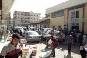Afrin'de halk PYD'nin gıda deposunu bastı