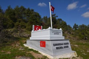 &Ccedil;anakkale'nin me&ccedil;hul şehidi hak ettiği mezara 100 yıl sonra kavuştu