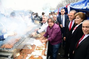MHP Kurultayı'na katılanlara Adana kebabı