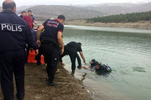 Y&uuml;zmek i&ccedil;in baraja giren &ccedil;ocuk boğuldu