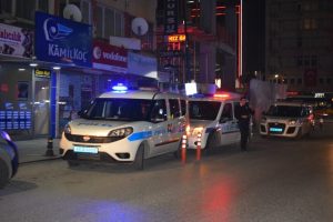 Silahlı bı&ccedil;aklı kavga: 1 yaralı, 3 g&ouml;zaltı