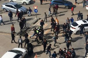 İki grup arasında tekme tokat kavga!