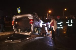 İki otomobil kavşakta kafa kafaya &ccedil;arpıştı