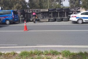 Direksiyon başında kalp krizi ge&ccedil;iren tır s&uuml;r&uuml;c&uuml;s&uuml; &ouml;ld&uuml;