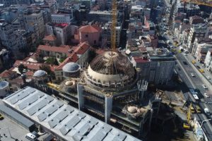 Taksim Camisi'nin ana kubbesinde sona yaklaşıldı