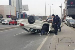 E-5'te takla atan ara&ccedil; yan yola u&ccedil;tu!
