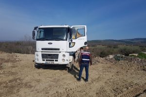 Bursa'da boş araziye inşaat atığı döken sürücü suçüstü yakalandı