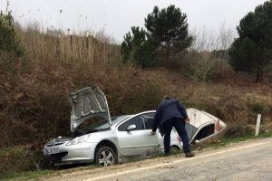 Kaza yapan otomobiller kanala u&ccedil;tu