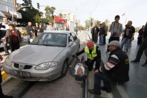Antalya'da otomobil tramvay yoluna girdi: 1 yaralı