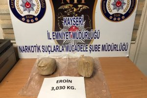 Kadın yolcunun &ccedil;antasından eroin &ccedil;ıktı