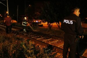 Tren hattı yanında yakılan ateş polisi alarma ge&ccedil;irdi