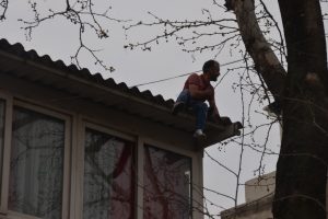Bursa'da mahalleli sevmiyor diye çatıya çıktı
