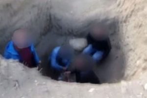 &Ouml;ğretmen ve arkadaşları &ccedil;ukurda uyuşturucu aleminde yakalandı