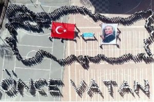 Sivas'ta 600 &ouml;ğrenci şehitler i&ccedil;in kareografi oluşturdu