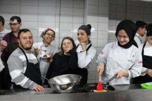 İstanbul'da down sendromlu &ccedil;ocuklar mutfakta h&uuml;nerlerini sergiledi