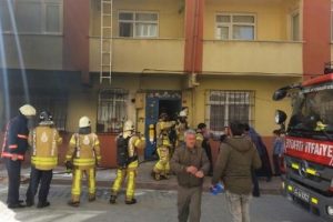 İstanbul'da &ccedil;ıkan yangında mahsur kalanları itfaiye kurtardı