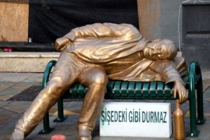 Eskişehir'e yeni heykel: Şişedeki gibi durmaz