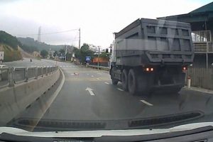 Otoyolun ortasında bebek şoku!
