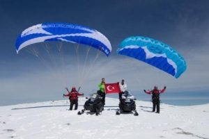 Murat Dağı'nda kayaklı yama&ccedil; paraş&uuml;t&uuml; yaptılar