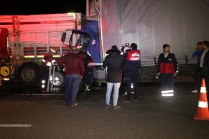 Tır ile kamyon &ccedil;arpıştı: 1 &ouml;l&uuml;