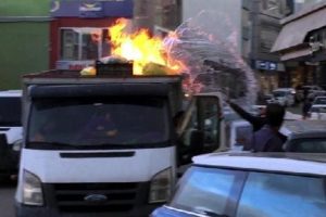 Erzurum'da topladığı atık kağıtlar alev aldı!