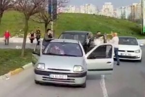 S&uuml;r&uuml;c&uuml;lerin bijon anahtarlı kavgası  kameralara yansıdı