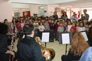 Samsun'da kırsaldaki &ccedil;ocuklara konser verip, operayı anlatıyorlar
