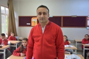 Bursa'da müdür, öğrencilerle empati için okula forma ile geliyor
