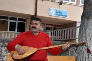 Aşık Veysel'i, 45'inci yıl d&ouml;n&uuml;m&uuml;nde "ders verdiği okulda" andı