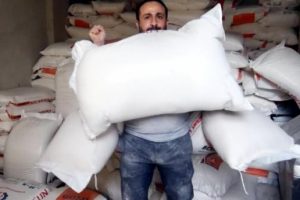 Dişleri ve kollarıyla 150 kiloyu kaldırdı!