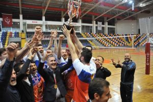 Oylat Kaplıcaları İneg&ouml;l Belediyespor kupayı kucakladı!