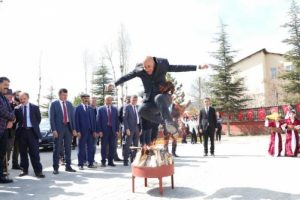 Hakkari'de nevruz kutlamasında ateşi 'kayyum' yaktı
