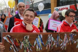 D&uuml;zce'de down sendromlu &ccedil;ocuklar i&ccedil;in 'farkındalık g&uuml;n&uuml;' y&uuml;r&uuml;y&uuml;ş&uuml;