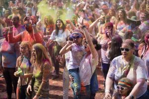 'Holi Festivali' yine renk sa&ccedil;acak