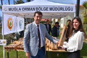 Marmaris'te 'bir fidan da siz dikin' projesinde 6 bin fidan, 4 saatte t&uuml;kendi