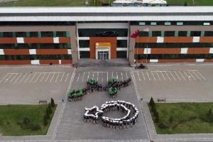 Kayseri'de &ouml;ğrenciler, bedenleriyle zeytin dalı ve ay-yıldız oluşturdu