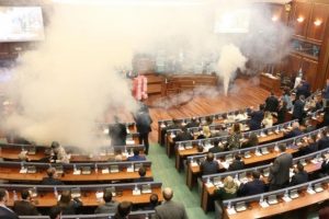 Kosova meclisinde gaz bombası atıldı