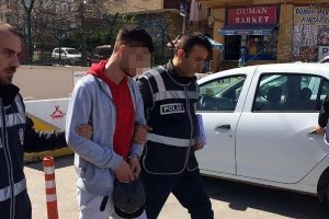 Kocaeli'de taksicinin boğazına bı&ccedil;ağı dayayıp, gasp ettiler!
