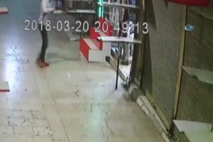 Arkadaşının &uuml;zerine otomatik t&uuml;fekle ateş a&ccedil;tı
