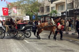 Festivalde at huysuzlanınca şehzadeler yaya kaldı