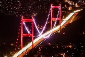 İstanbul'da k&ouml;pr&uuml;ler Pakistan i&ccedil;in ışıklandırılacak