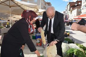 Bursa Orhaneli Belediye Başkanı Tatlıoğlu 700 yıllık pazarı gezdi