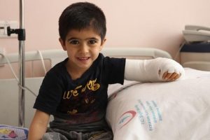 'El bileği ters doğan' Şiar S&uuml;sl&uuml; hastalığından kurtuldu