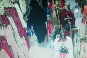 Poşetli pijama hırsızı kameradan ka&ccedil;amadı