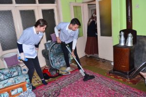 Hem okuyor hem de yaşlılara bakıyorlar