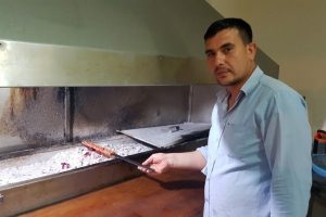 Dolaptaki eti Neşet Ertaş t&uuml;rk&uuml;leriyle terbiye ediyor
