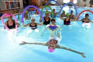 Antalya'da kadınlar havuzda su jimnastiği ile forma giriyor