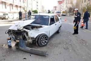 Karaman'da yaralı s&uuml;r&uuml;c&uuml; kaza yerinden ka&ccedil;tı