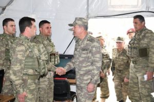 Akar Kilis'teki birlikleri denetliyor